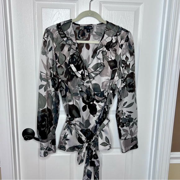 ⭐️ East 5th Shades of Gray Leafy Print Top Size XL Ruffle Neck Tie Waist - Picture 3 of 13